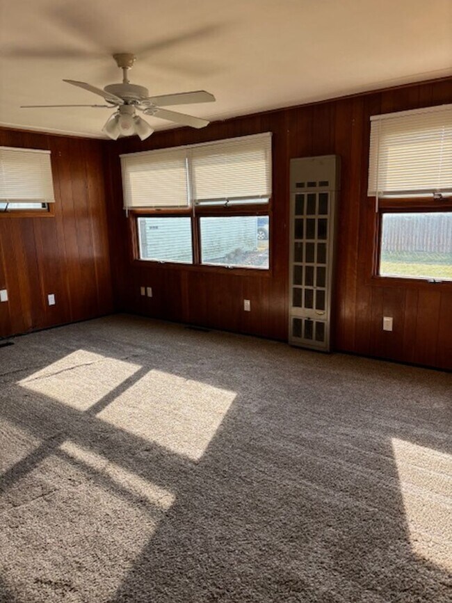 Foto del edificio - 4 Bed 1.5 Bath Home with Central Air on Ea...