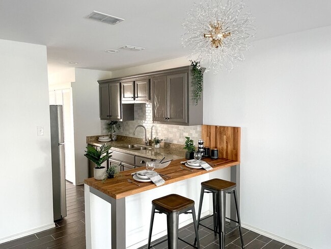 Building Photo - Centrally Located Apartment with Pool!!