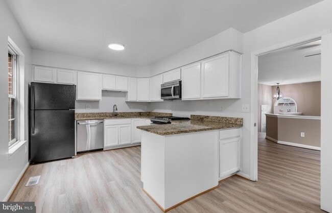 Building Photo - 46607 Carriage Ct