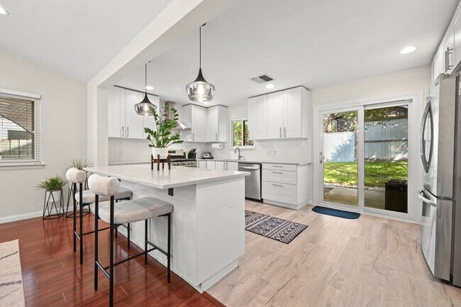 Foto del edificio - 7806 Lowdes Dr