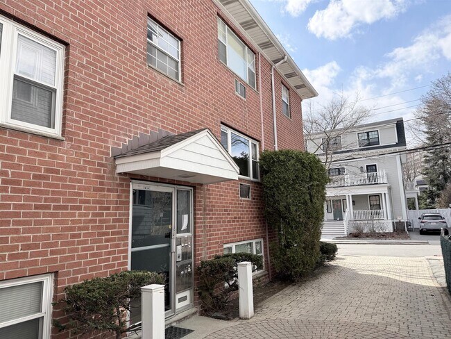 Foto del edificio - 104 Trowbridge St
