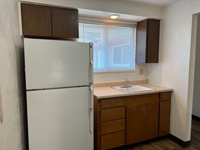 Building Photo - 3 bedroom 1.5 bathroom duplex