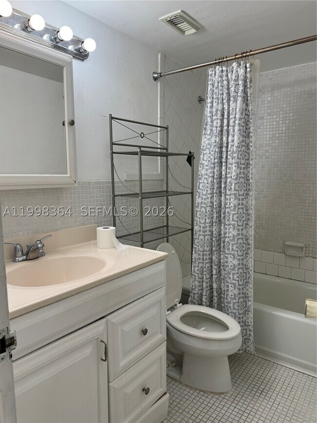 Foto del edificio - 3660 NE 166th St