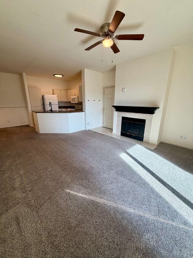 Foto del edificio - Don't Miss This 2 Bed/2 Bath Pinnacle at Highline Condo Available Now! Move In Prior to March 31,...