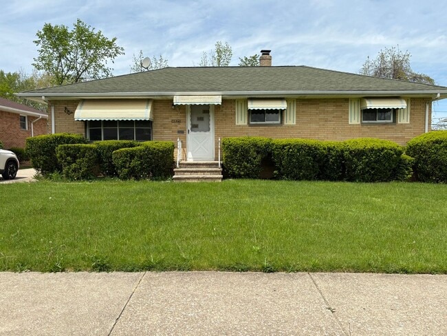 Building Photo - Cozy & Affordable Home in Maple Heights