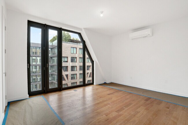 Interior Photo - 123 Melrose St