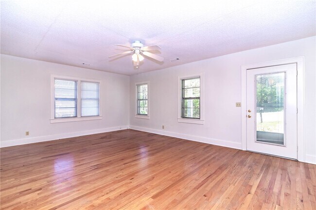 Foto del edificio - 583 N Assembly Dr