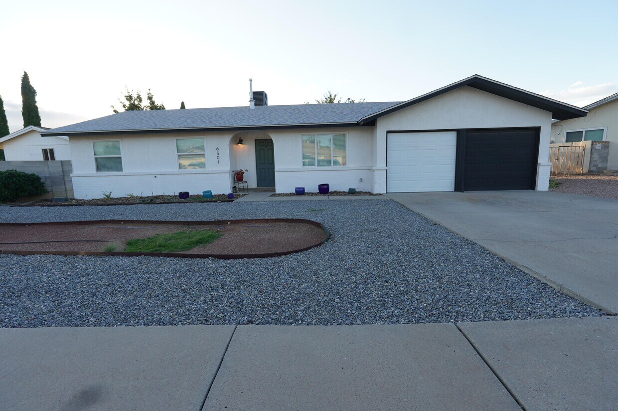 Foto principal - 6501 Dungan St NE