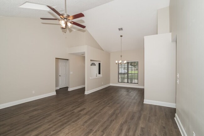Foto del edificio - 1676 Tall Timber Dr
