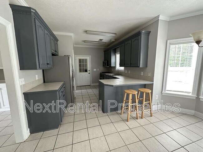 Building Photo - 102 Village Cir