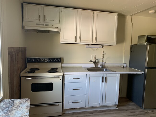 4 Kitchen - 52 W Main St