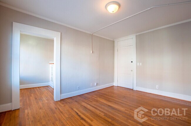 Foto del edificio - 674 Somerset Terrace NE