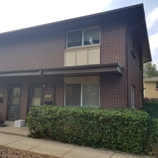 Private 2-Story End Unit - Private 2-Story End Unit House