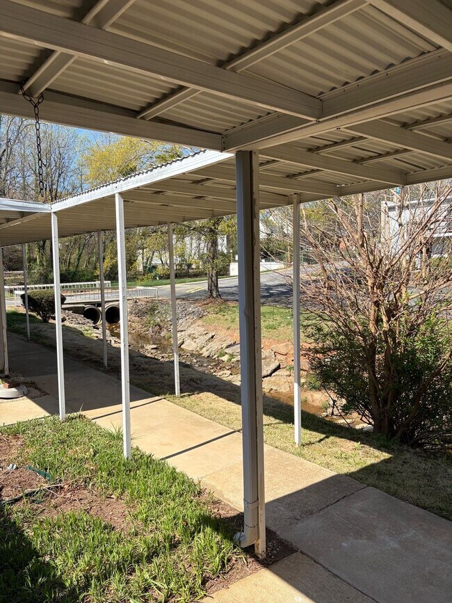 Foto del edificio - Lovely 2 bedroom 1 Bath Condo Near East North Street !! Great location minutes from Haywood Road