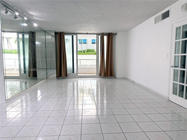 Foto del edificio - 5005 Collins Ave