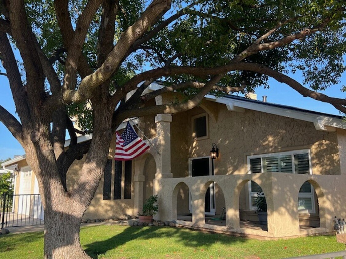 Primary Photo - FAIR OAKS BEAUTY WITH POOL, SPA & SOLAR!!