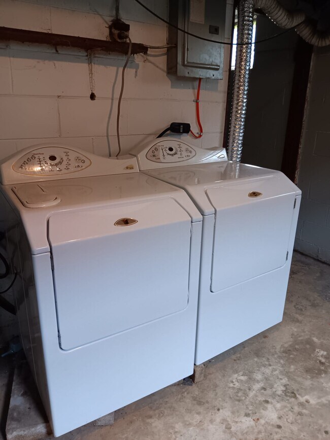 Building Photo - 4940 E 16th St