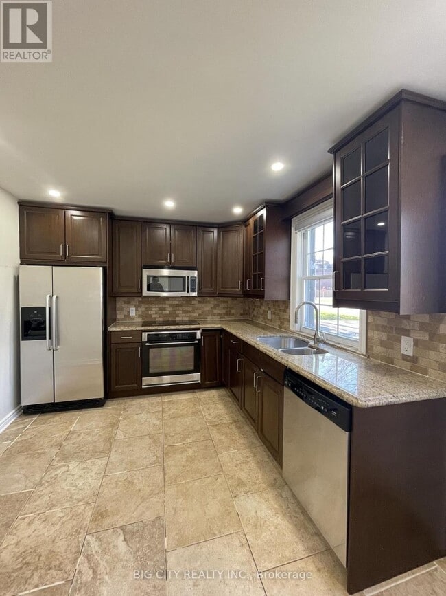 Building Photo - 741 Hillview Crescent