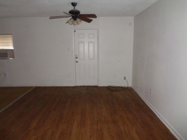 Building Photo - Studio Apartment Near ACU