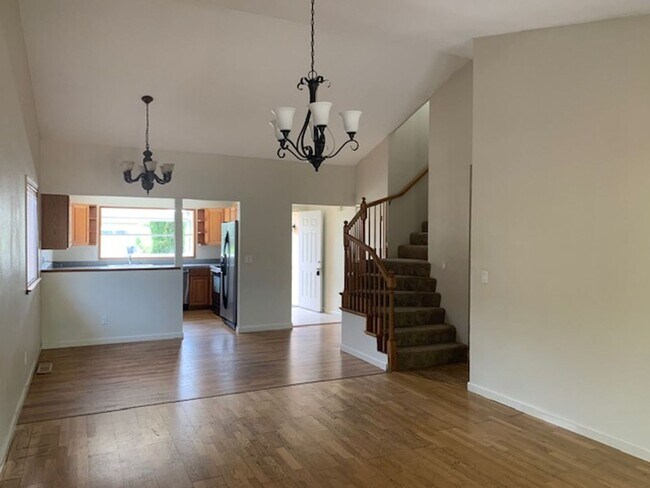 Foto del edificio - Great Home in H Section of Rohnert Park ~ 5 bedrooms and 2 bathrooms ~ Co Signers are Accepted
