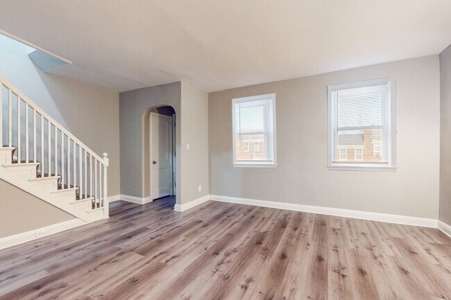Building Photo - Fully Renovated & Fenced Backyard!