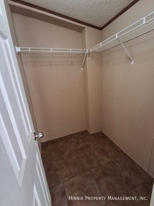 Foto del edificio - 15701 Element Rd