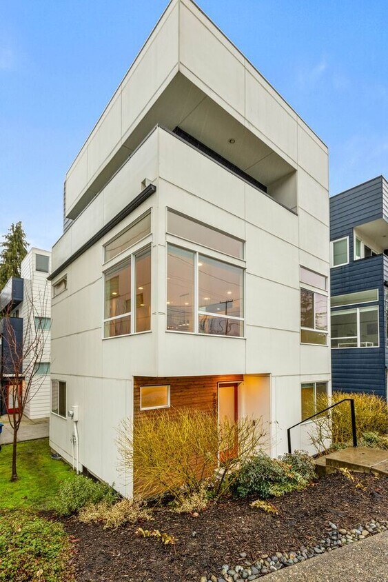 Foto principal - Fresh, Air-Conditioned Standalone Townhome...