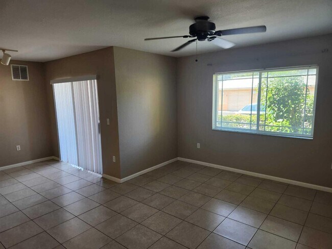 Building Photo - 201 SW Palm Dr