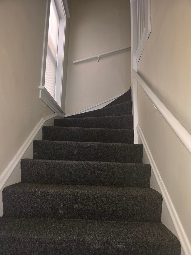 Building Photo - 1227 N Parkside Ave