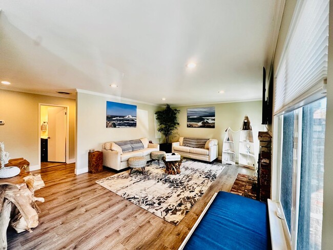 Building Photo - Charming Updated Two-bedroom in Pacific Gr...