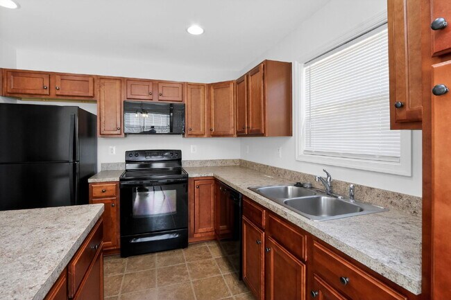 Foto del edificio - Welcome to a gorgeous end unit townhouse, located in the Heather Hills community.