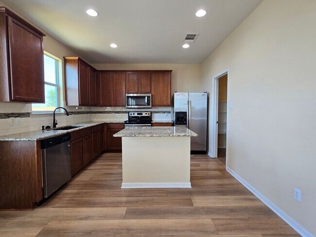 Foto del edificio - RENT REDUCTION & NEW IN MANAGEMENT - AVAIL...