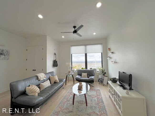 Building Photo - 3 br, 3.5 bath House - 14403 South Champ Cove