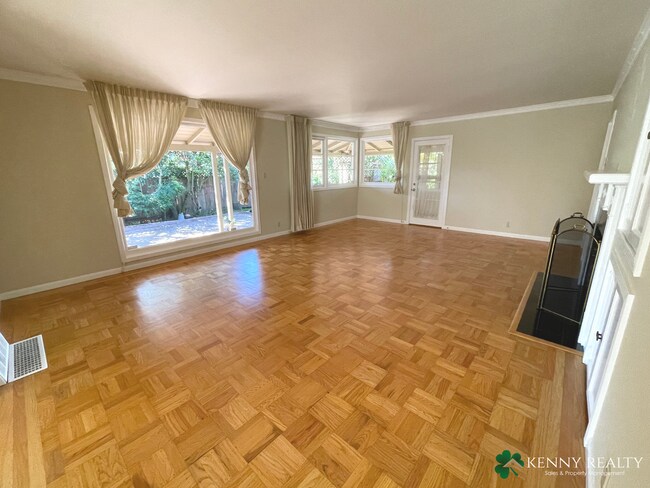 Foto del edificio - Two Bedroom Home with Backyard Patio