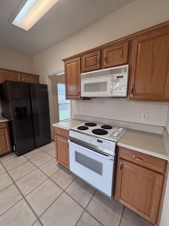 Building Photo - 2 Bed 2 Bath House for rent in time for the school year.