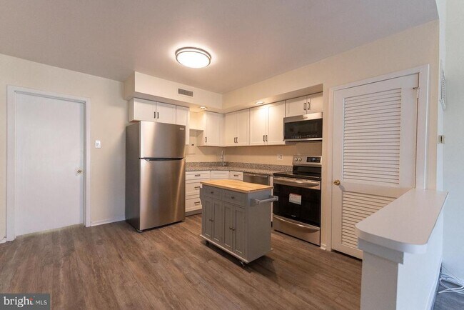 Building Photo - 23B Oscar Hammerstein Way