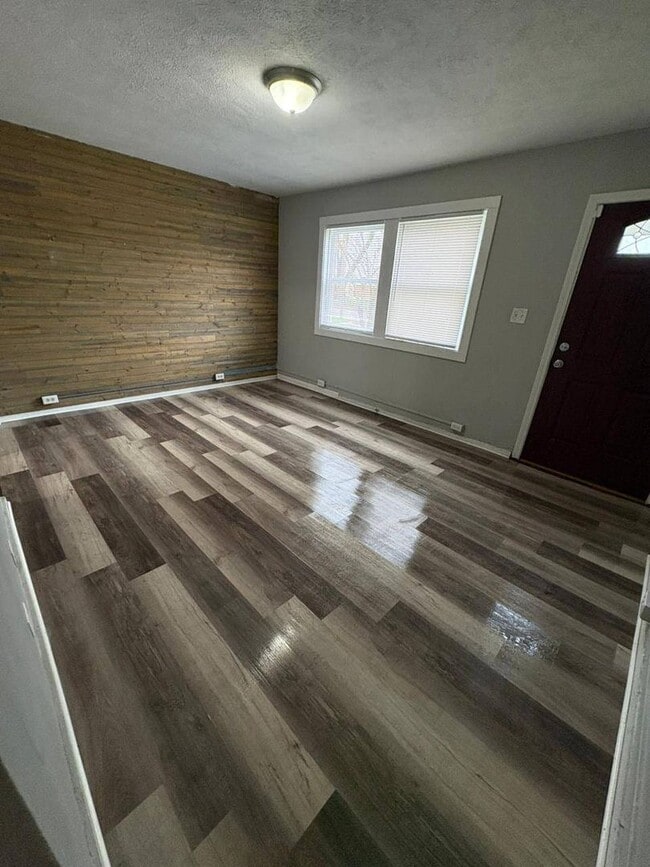 Building Photo - 202 N Chicago St