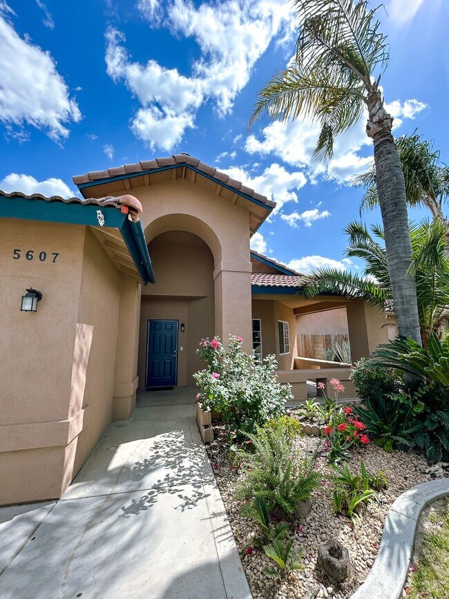 Building Photo - SW-Bakersfield 3 bedrooms 2 baths