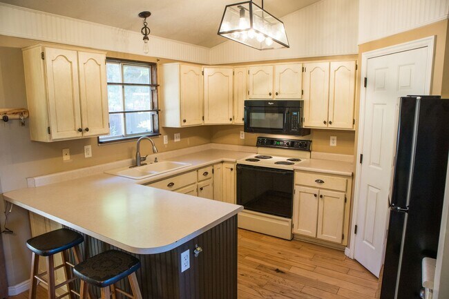 Building Photo - Spacious 4-Bedroom Home in West Valley City!