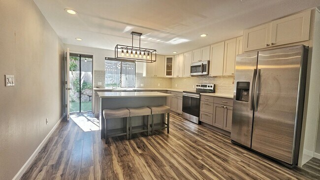 Foto del edificio - Modern Bellevue Townhome | Chef’s Kitchen, Dual Fireplaces & Private Patio