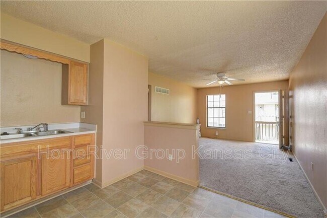 Building Photo - 416 E Pacific Ave