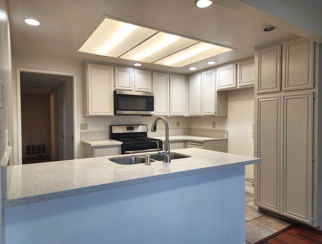 Building Photo - Beautiful 3Bd, 2Ba Town Home in Corona