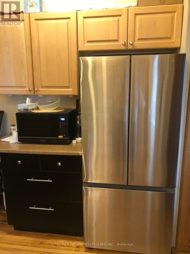 Building Photo - 645 McIntyre St W