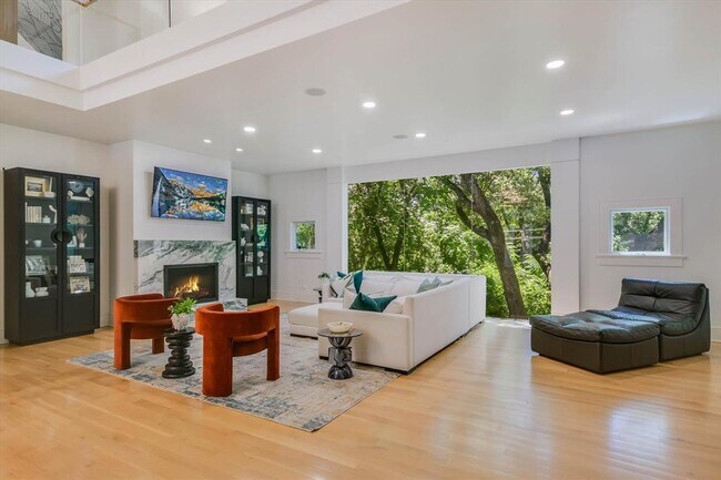 Foto del edificio - 4914 Rollingwood Dr