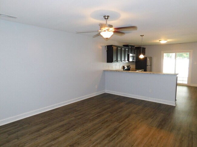 Building Photo - Like New Townhome!