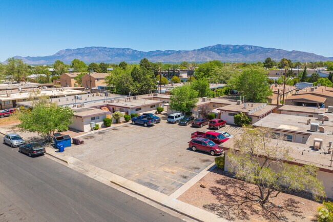 Building Photo - 1132 Palomas Dr SE