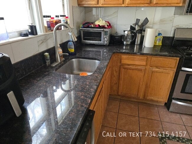 Building Photo - 502 Benjamin St