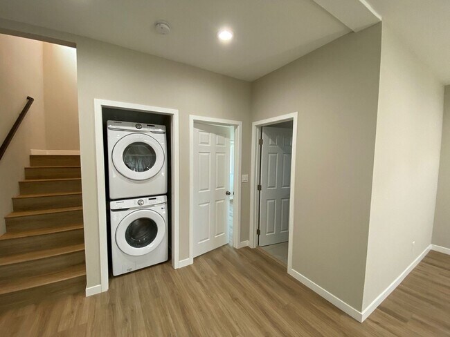 Building Photo - 5171 La Dorna St