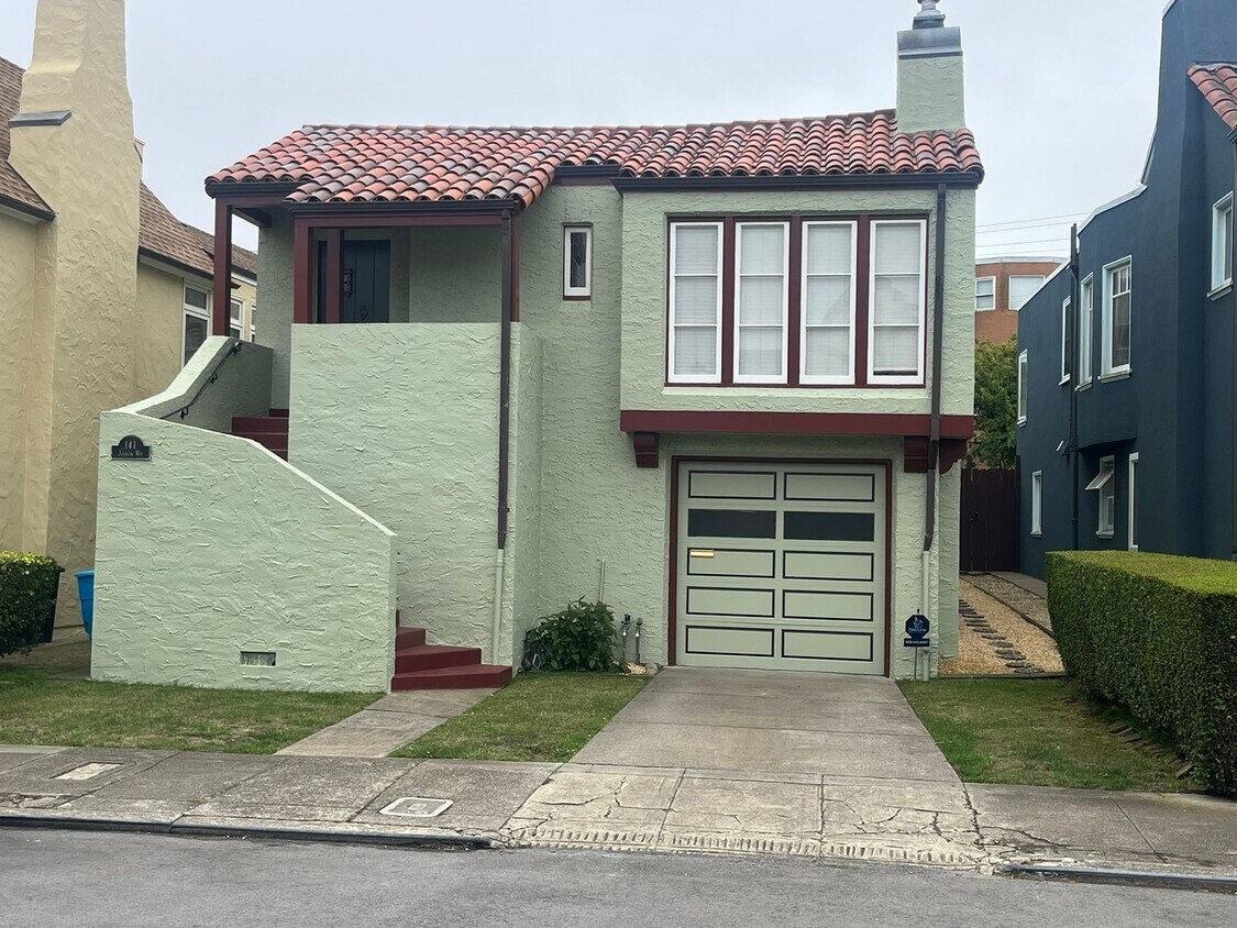 Primary Photo - Large 3 Bedroom 3 Bath House**Yard**Washer...