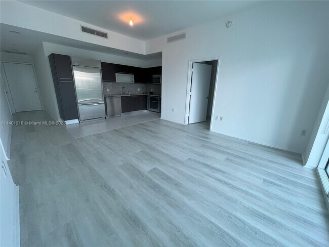 Building Photo - 950 Brickell Bay Dr